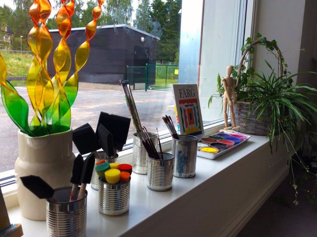 Målargrejor i fönstret.