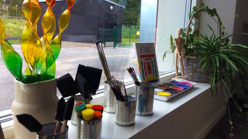 Målargrejor i fönstret. Målargrejor i fönstret.
