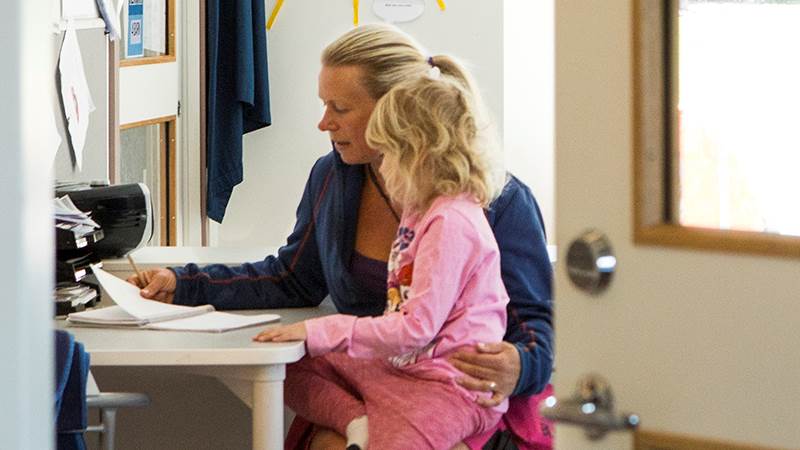 Pedagog sitter med ett barn. Pedagog sitter med ett barn.